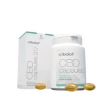 Un flacon et une boîte de gélules molles Cibdol 5% CBD 2.0 (60 pièces - 8,3 mg) avec trois gélules placées devant.