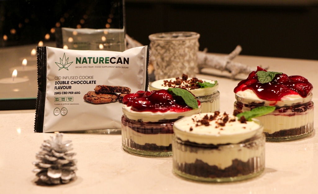 trois desserts sont assis sur une table à côté d'un sac de naturecan.