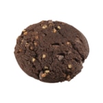 un gros plan d'un cookie au chocolat sur un fond blanc.