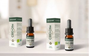 trois bouteilles d'huile de cbd sur une table.