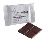 une tablette de chocolat noir à côté d'un paquet de cbd.