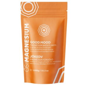 Pochette refermable orange et blanche étiquetée « Good Mood Magnesium Bath Flakes » en anglais et dans une autre langue. Le paquet contient 1 000 g (35,3 oz) de flocons de bain parfumés à l’huile essentielle d’orange douce.